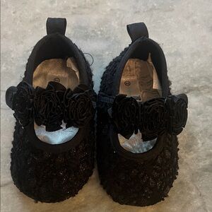 TENDER TOES baby black Mary Jane’s with flowers | SHOES SIZE 2 | pre walker
